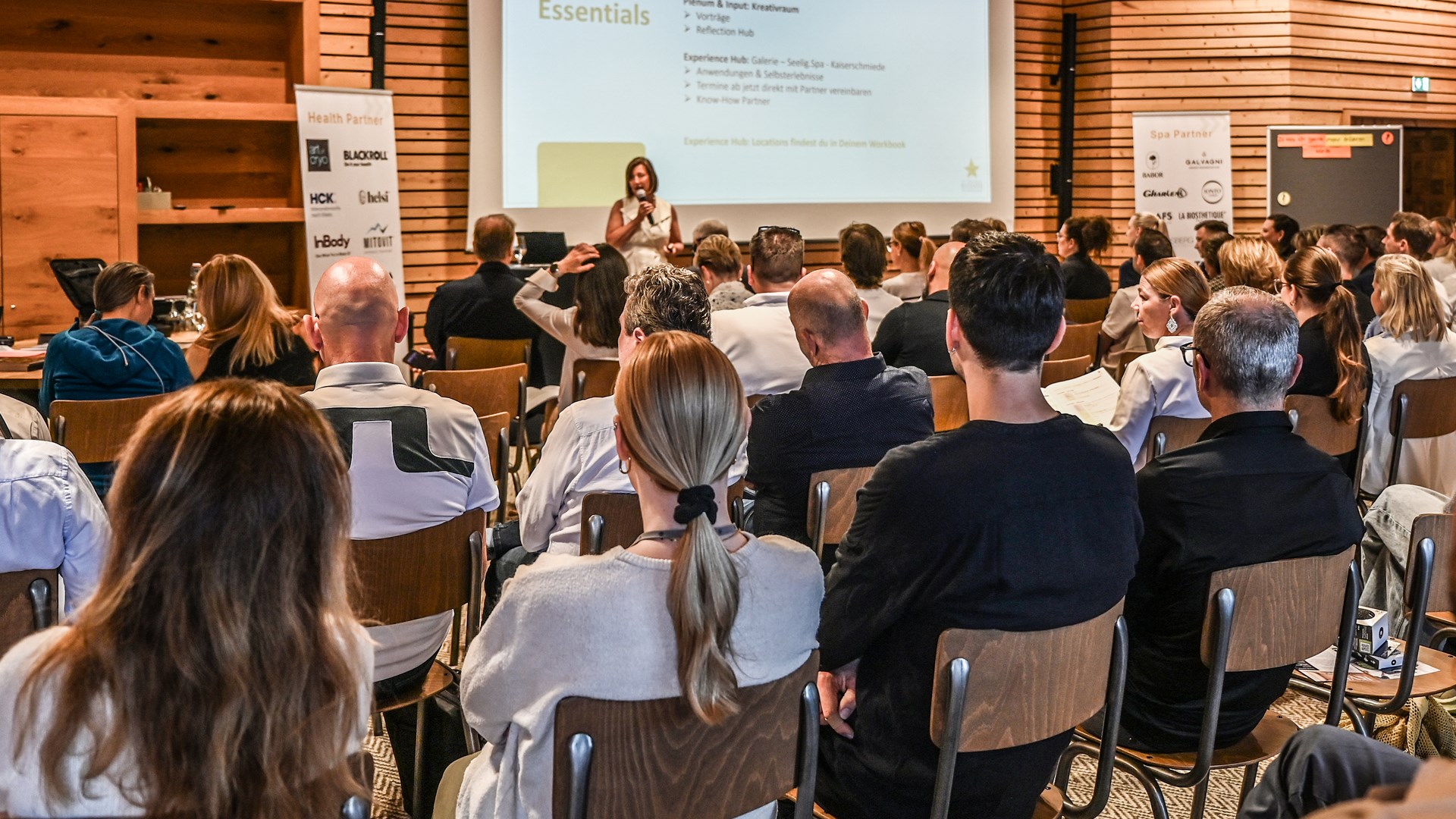 Dagmar beim Vortrag auf der Bühne